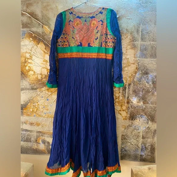 STUNNING CRUSHED KURTA WITH FRONT AND BACK HAND EMBROIDERY. VERY RICH AND FORMAL - Picture 4 of 4